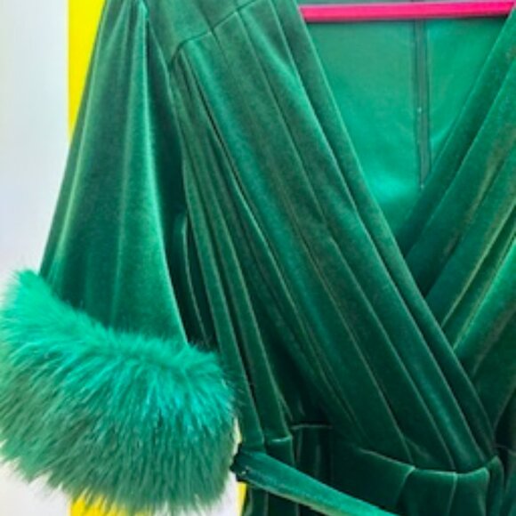 Hollywood Land Emerald Velvet Wrap Dress with Fur Sleeve Size XL - Picture 12 of 12